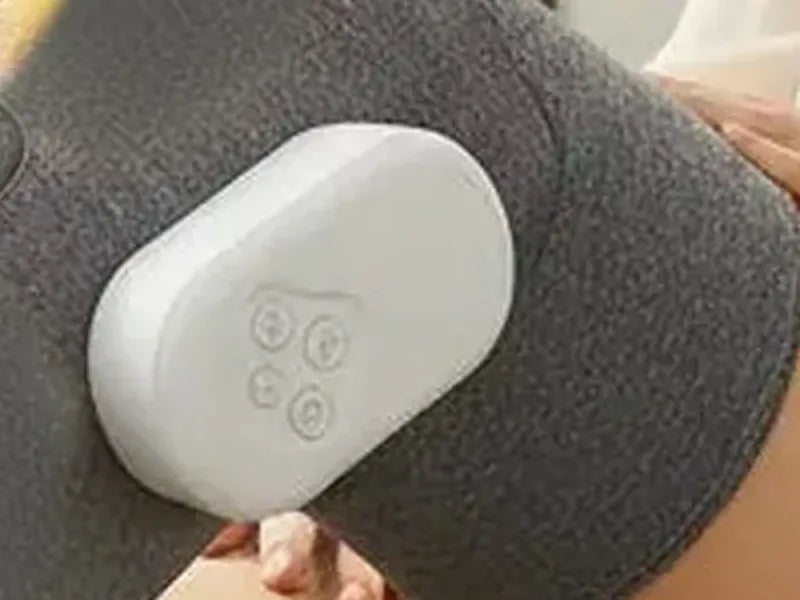 Masajeador de rodilla puesto, con el control a la vista